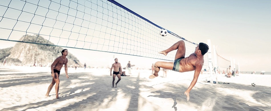 Nascido e criado em Copacabana, futevôlei completa 55 anos de praia